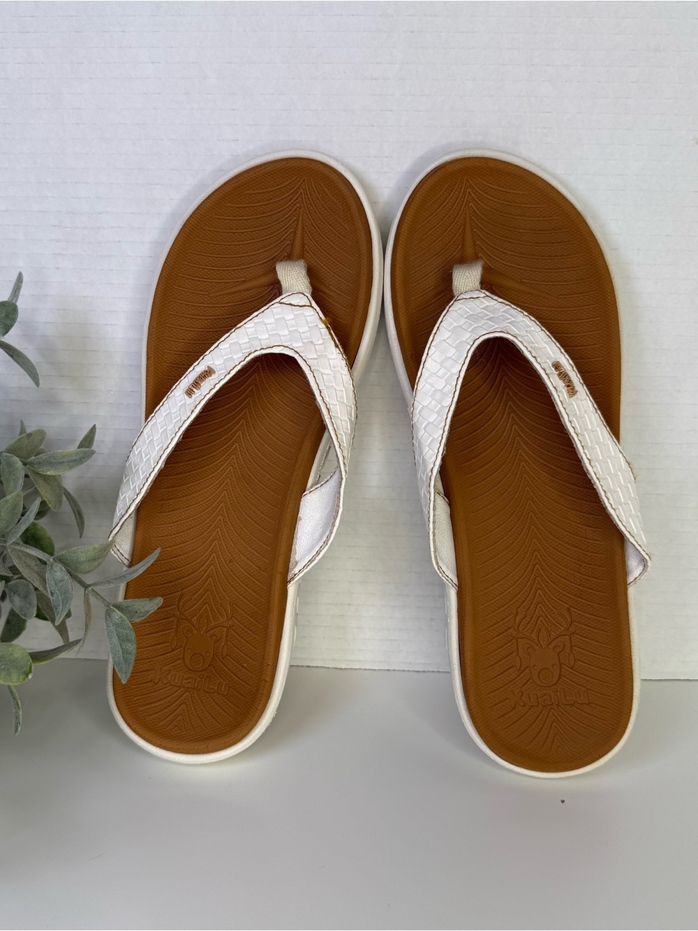 KuaiLu Women's Comfortable Flip Flop Sandals Women’s Size 9 White & Tan Beach